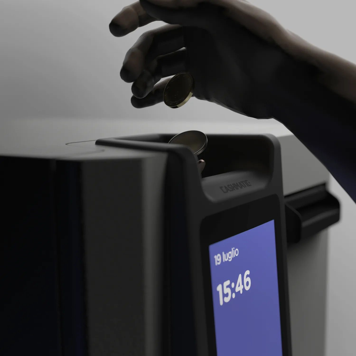 Cassa automatica Cashmatic: un cliente inserisce una moneta nel rendiresto self-payment